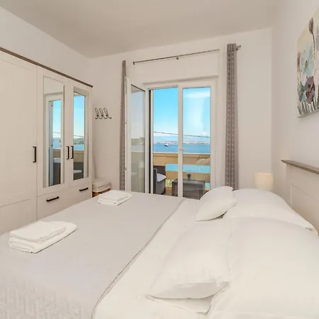 Apartment By The Sea And With Beautiful View, 2 Bedrooms, 4 Persons