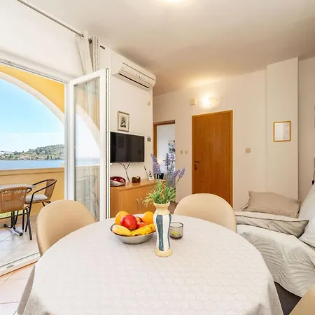 By The Sea And With Beautiful View, 2 Bedrooms, 4 Persons Apartment *