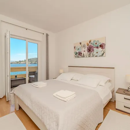 Apartment By The Sea And With Beautiful View, 2 Bedrooms, 4 Persons