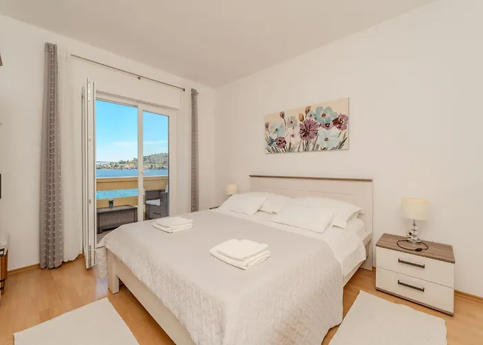 Appartement By The Sea And With Beautiful View, 2 Bedrooms, 4 Persons