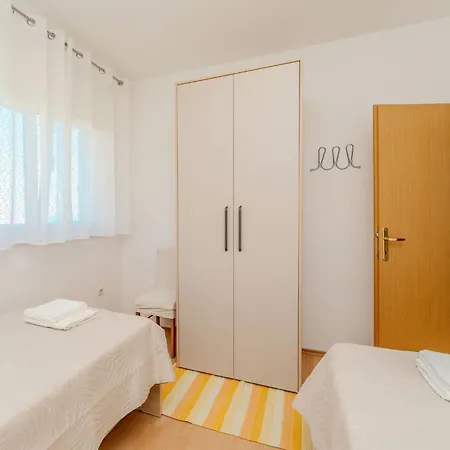 By The Sea And With Beautiful View, 2 Bedrooms, 4 Persons 卡利